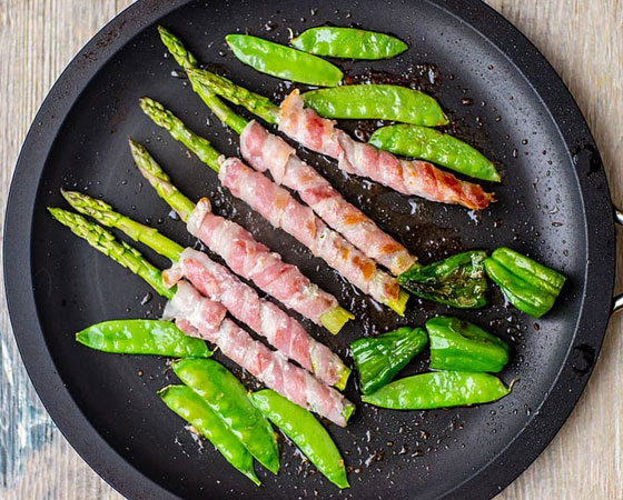 Involtini di asparagi e speck